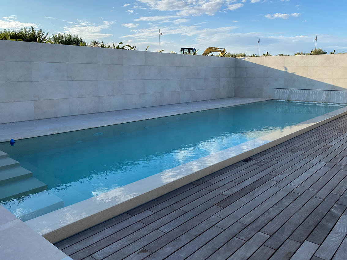 piscina seminterrata pietra e legno